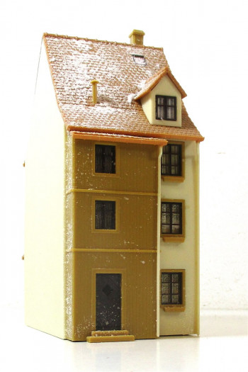 Spur H0 Fertigmodell Stadthaus verschneit (0077E)