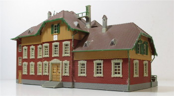 Fertigmodell H0 Kleinstadtbahnhof mit Anbauten (H0-0845E)