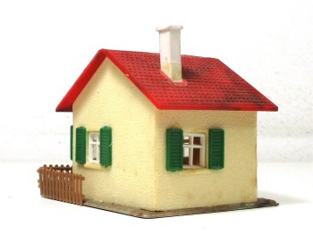 Fertigmodell H0 Kleines Siedlungshaus mit Figuren
