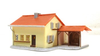 Spur N Fertigmodell Faller (2) Siedlungshaus mit Garage