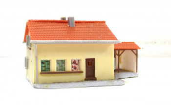 Spur N Fertigmodell Faller (3) Siedlungshaus mit Garage/Carport