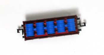 Minitrix N 13513 / 3513 Niederbordwagen mit blauen Fässern 804 317 DB (6077H)