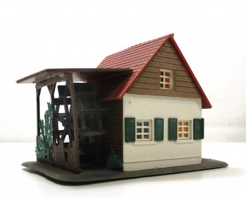 Fertigmodell H0 kleines Haus mit Mühle (H0-0273h)