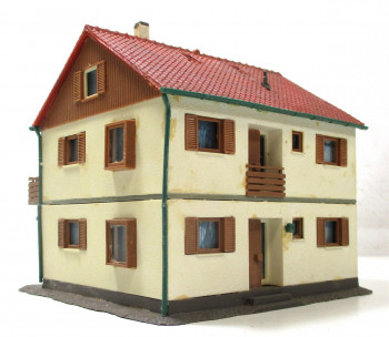 Fertigmodell H0 Kibri Wohnhaus mit Geschäft (H0-0277h)