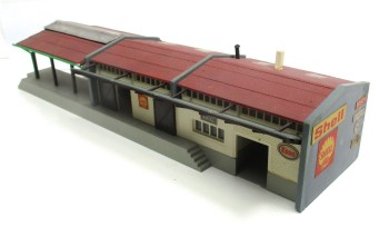 Fertigmodell Spur N Lagerhalle mit Vordach von Kibri