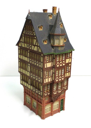 Spur H0 Fachwerk-Stadthaus mit Erker Fertigmodell 