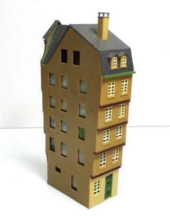 Spur H0 schmales Fachwerk-Zwischenhaus Fertigmodell 