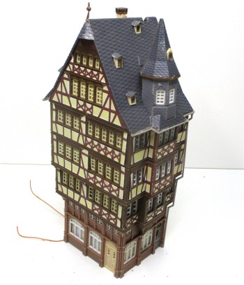 Spur H0 Stadthaus (Endhaus) mit multipler Innenbeleuchtung Fertigmodell 