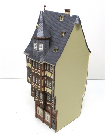 Spur H0 Stadthaus (Endhaus) mit multipler Innenbeleuchtung Fertigmodell 