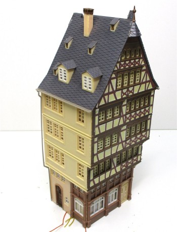 Spur H0 Stadthaus (Endhaus) mit multipler Innenbeleuchtung Fertigmodell 
