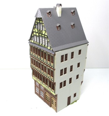 Spur H0 Stadthaus (Mittelhaus) mit Fachwerk Fertigmodell 