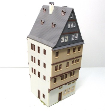 Spur H0 Stadthaus (Mittelhaus) mit Fachwerk Fertigmodell 