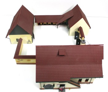 Spur H0 Faller Dreiseit-Hof 5-tlg, Bauernhaus, Tor, Mauern, Scheune Fertigmodell 