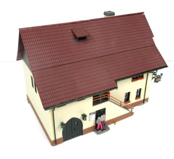 Spur H0 Faller Dreiseit-Hof 5-tlg, Bauernhaus, Tor, Mauern, Scheune Fertigmodell 