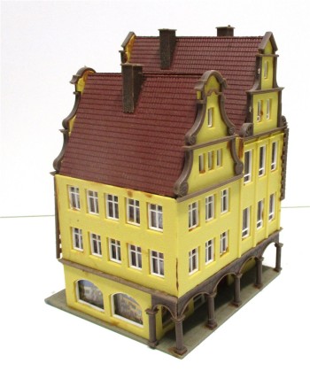 Spur N  Fertigmodell Stadthaus von  Vollmer mit Säulengang 2 Giebel
