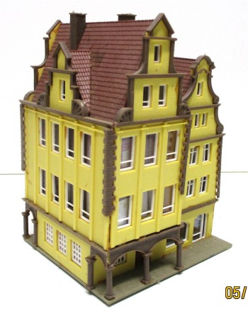 Spur N  Fertigmodell Stadthaus von  Vollmer mit Säulengang 2 Giebel
