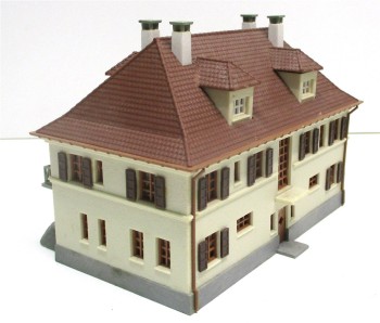 Spur N  Fertigmodell Wohnhaus mit Walmdach (II) von Kibri