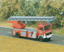 Busch H0 5608 Feuerwehr-Leiterwagen Mercedes-Benz LP 809 mit Beleuchtung - NEU