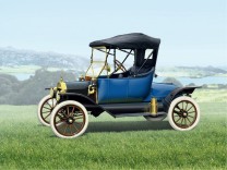 ICM 1:24 24001 Model T 1913 Roadstar American Passenger Car