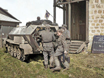 ICM 1:35 35114 'Krankenpanzerwagen' Sd.Kfz.251/8 Ausf.A , WWII German Ambulance with Military Medical Personnel