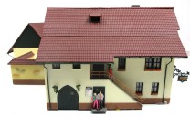 Spur H0 Faller Dreiseit-Hof 5-tlg, Bauernhaus, Tor, Mauern, Scheune Fertigmodell 