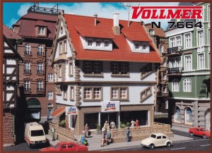 Vollmer N 7664 Bausatz Stadthaus mit Ladengeschäft "DM"  - OVP NEU