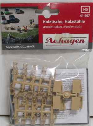 Auhagen H0 41607 Bausatz Holzstühle + Holztische - OVP NEU