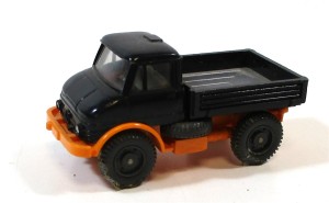 Wiking H0 1/87 Unimog Pritsche schwarz-orange (64/13)