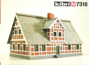 Kibri N 7318 Bausatz Wohnhaus mit Reetdach rot/weiß - OVP  (1764f)