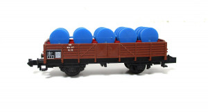 Minitrix N 13513 / 3513 Niederbordwagen mit blauen Fässern 804 317 DB (5811F)
