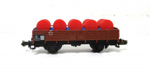 Minitrix N 13513 / 3513 Niederbordwagen mit roten Fässern 804 317 DB (5813F)