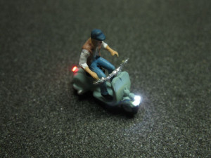 Motorroller Roller mit LED Beleuchtung H0 - männlich
