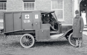 ICM 1:35 35662 Model T 1917 Ambulance with US Medical Personnel