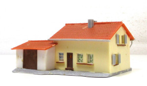 Spur N Fertigmodell Faller (3) Siedlungshaus mit Garage/Carport