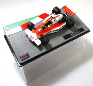 Modellauto 1:43 Panini Formula 1 Rennwagen McLaren M23 Villeneuve OVP (177h)