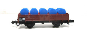 Minitrix N 13513 / 3513 Niederbordwagen mit blauen Fässern 804 317 DB (6078H)