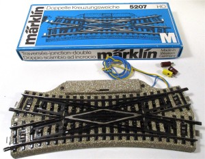 Märklin H0 5207 M-Gleis elektr. Kreuzweiche + Ausgleichsstücke OVP (78k)
