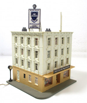Fertigmodell H0 Townhouse/Geschäftshaus mit bel. Uhr