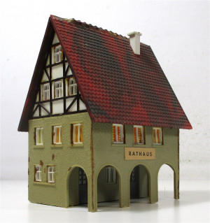 Fertigmodell H0 Stadthaus Fachwerkhaus Rathaus