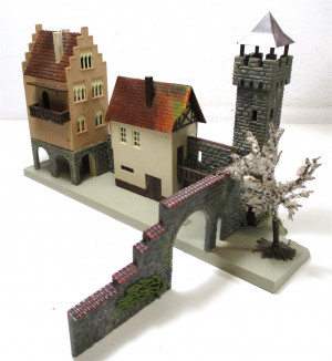 Fertigmodell H0 Faller B-923 Stadtmauer mit Turm + Gebäuden (H0-0233h)