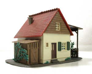 Fertigmodell H0 kleines Haus mit Mühle (H0-0273h)
