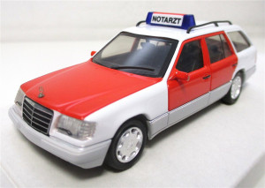 Modellauto 1:43 Herpa 070218 MB E320 T Notarzt OVP (5135h)