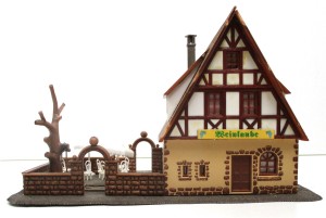 Spur H0 Fertigmodell Gasthaus "Zur Krone" mit Biergarten u. Figuren