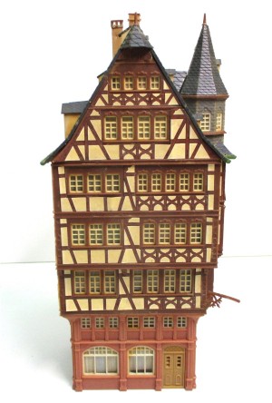 Spur H0 Fachwerk-Stadthaus mit Erker Fertigmodell 