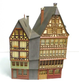 Spur H0 Fachwerk-Eckhaus-kombination Fertigmodell 