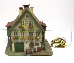 Spur H0 Landhaus mit Garage und Beleuchtung (LED) Fertigmodell 