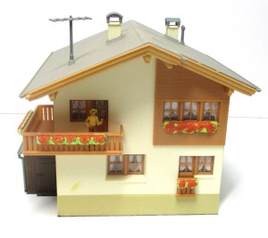 Spur H0 Schweizer Chalet mit  Beleuchtung (LED)  Fertigmodell 
