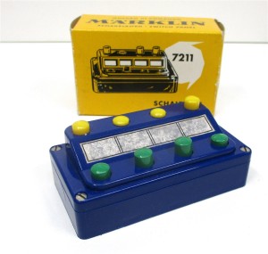 Märklin H0 7211 M-Gleis Stellpult für 4 Stromkreise (gelb-grün)  (86K)
