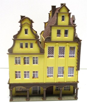 Spur N  Fertigmodell Stadthaus von  Vollmer mit Säulengang 2 Giebel