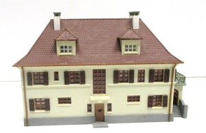 Spur N  Fertigmodell Wohnhaus mit Walmdach (II) von Kibri